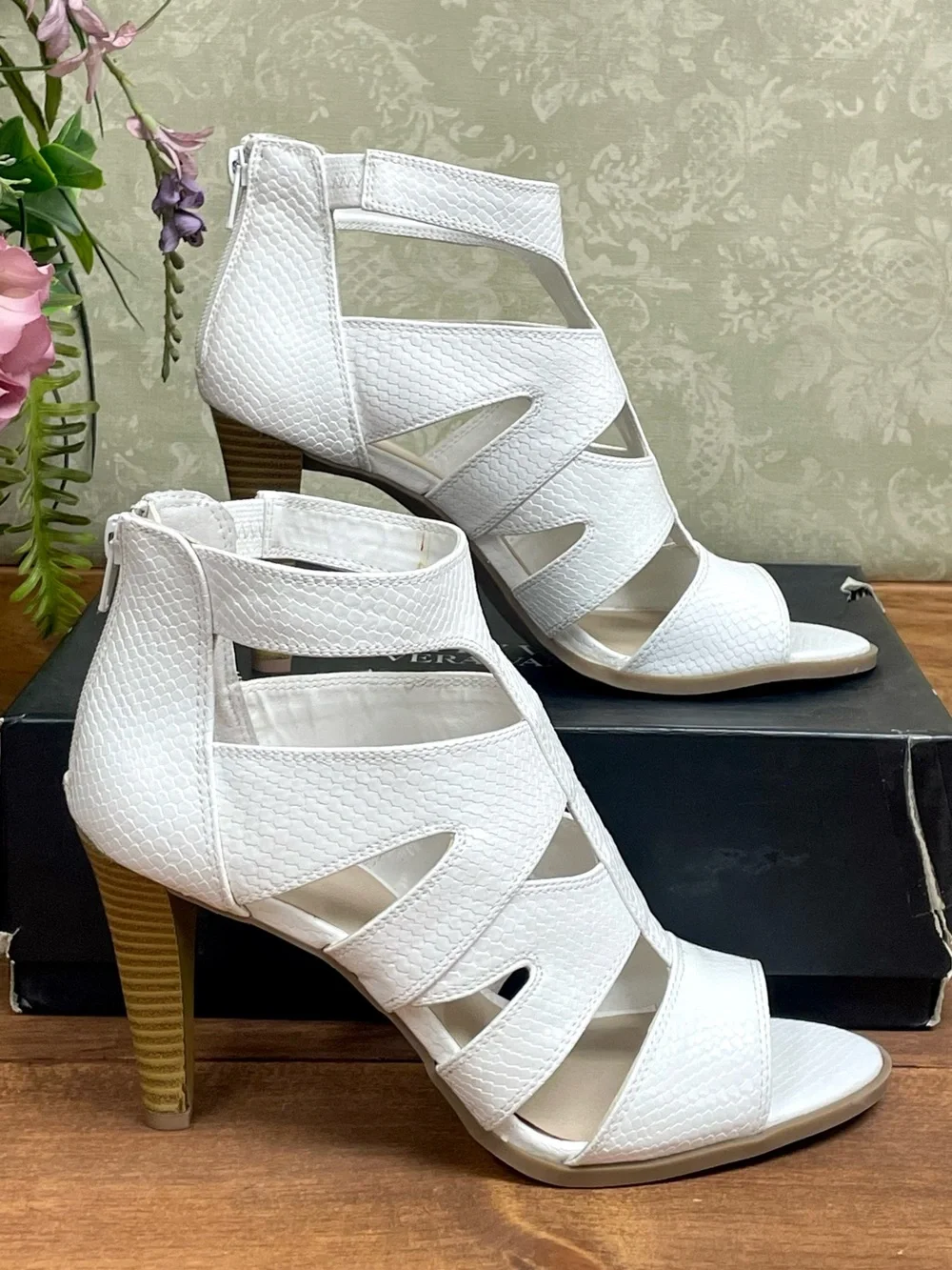 Simply Vera Vera Wang Dragon White Snakeskin Strappy Sandal Heeled Bootie 9.5